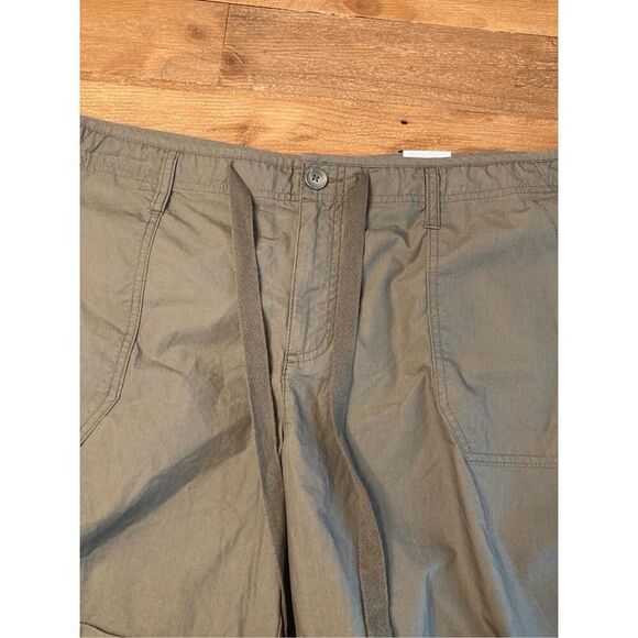 JCP 22W NWT dark evergreen shorts womens - Picture 2 of 5